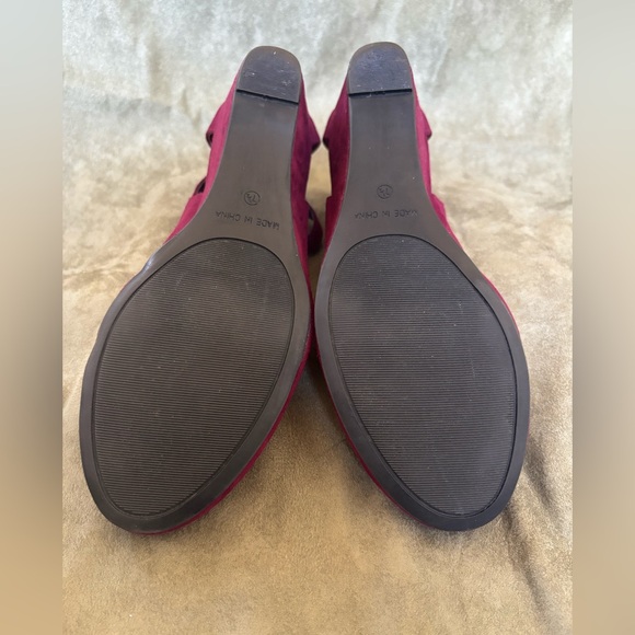 AMERICAN RAG Burgundy Faux Suede SZ 7.5 Ankle Strap Wedge w/ back Zip Closure - Picture 7 of 16